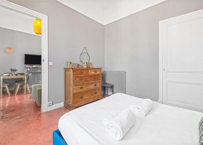 Le Charme Au Coeur De Menton! 멍똥